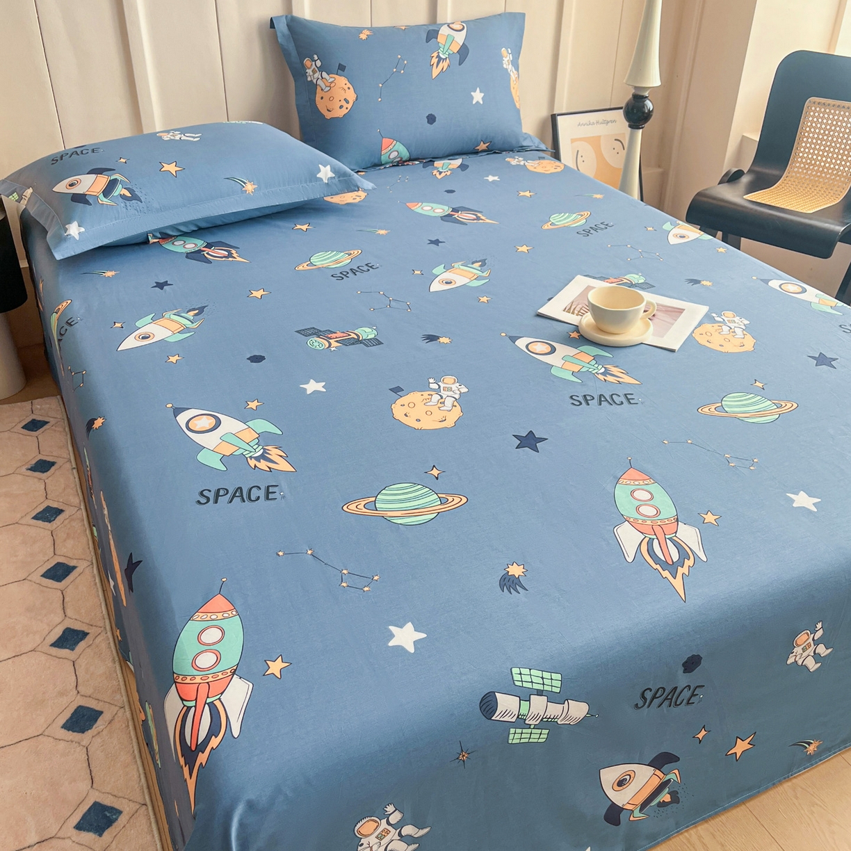 91家纺网 家纺一手货源 找家纺 金盛纺 2025新款13372全棉印花单品床单 环游太空