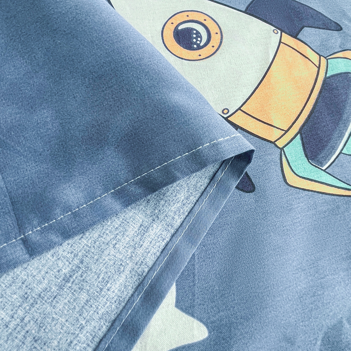 91家纺网 家纺一手货源 找家纺 金盛纺 2025新款13372全棉印花单品床单 环游太空