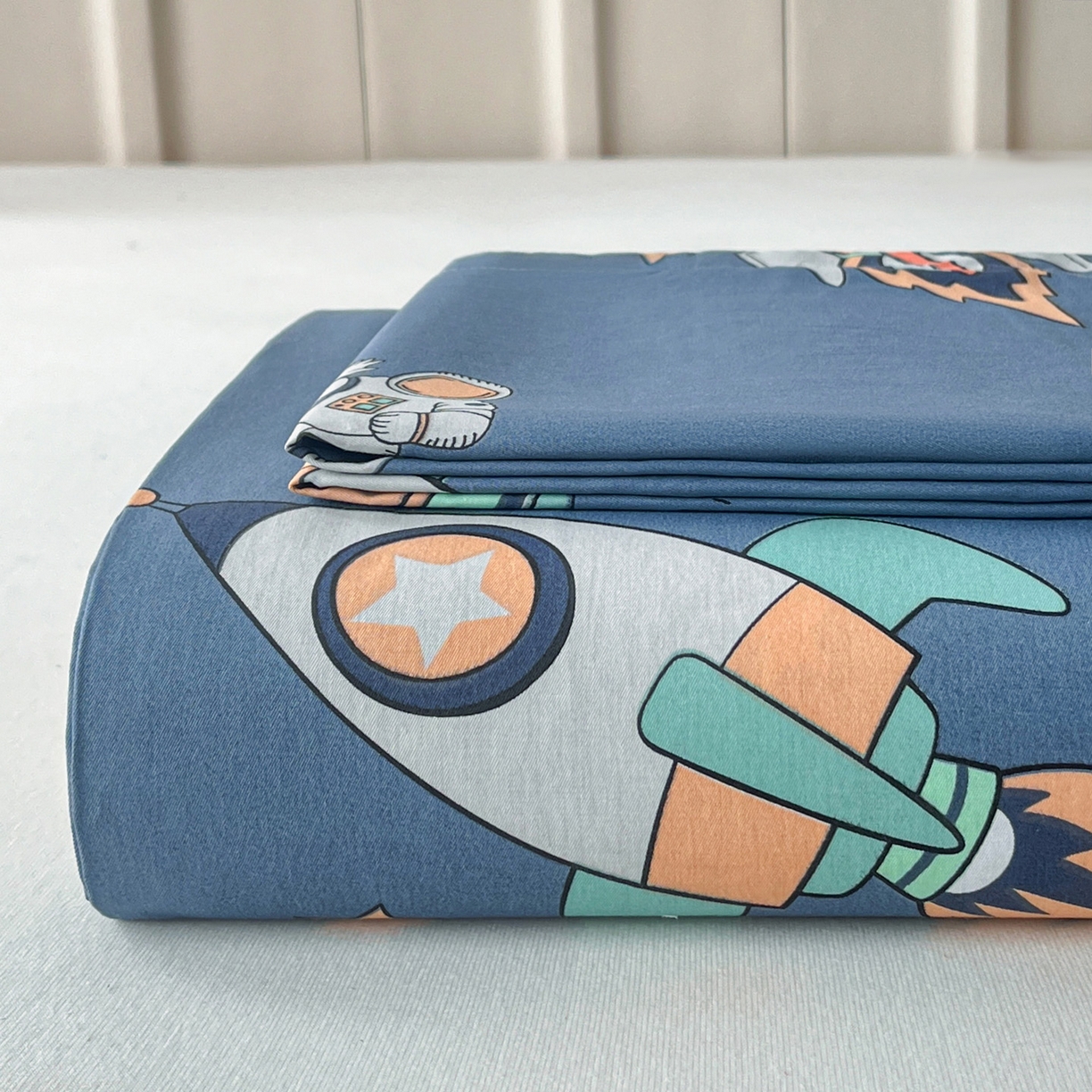 91家纺网 家纺一手货源 找家纺 金盛纺 2025新款13372全棉印花单品床单 环游太空