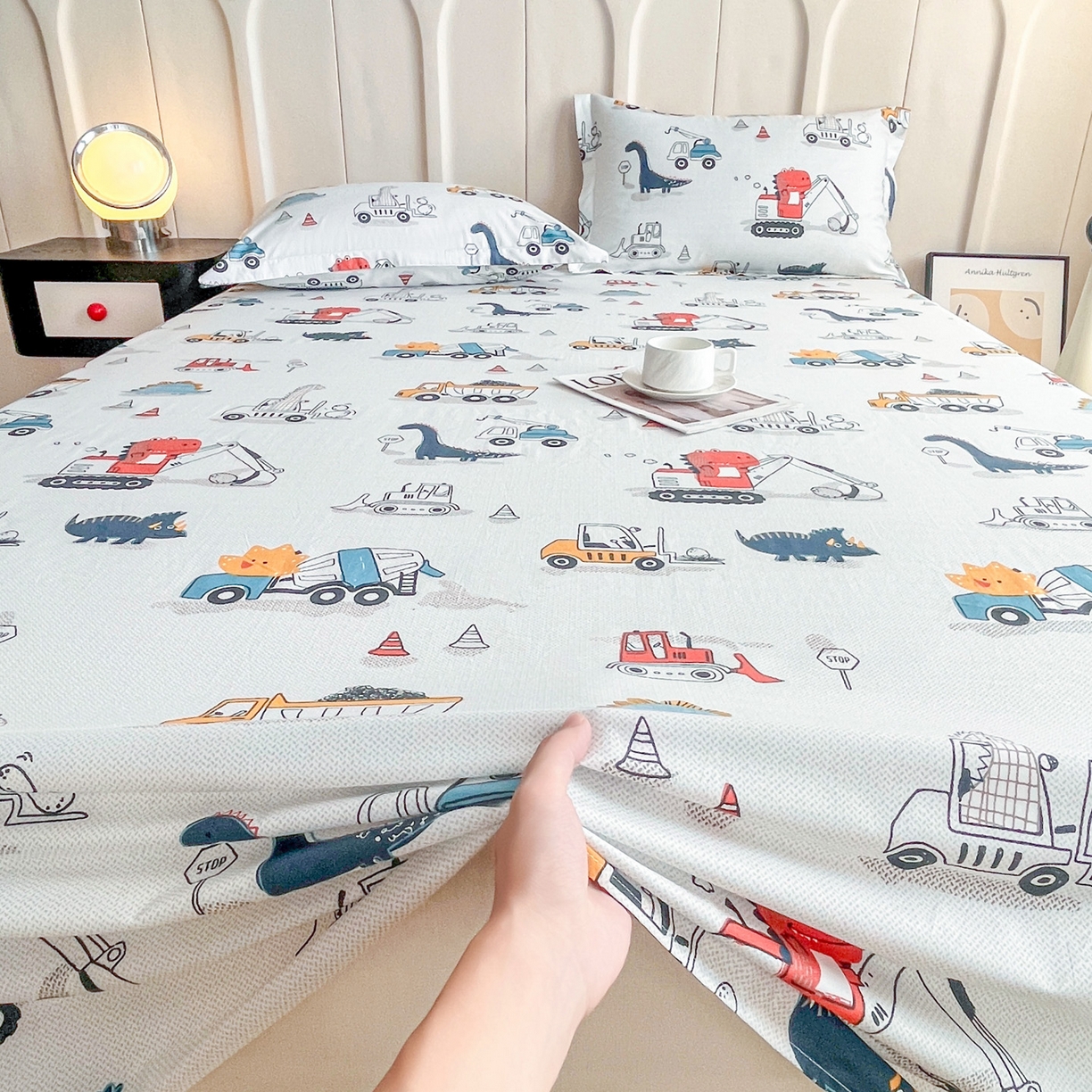 91家纺网 家纺一手货源 找家纺 金盛纺 2025新款13372全棉印花单品床单 顽皮恐龙