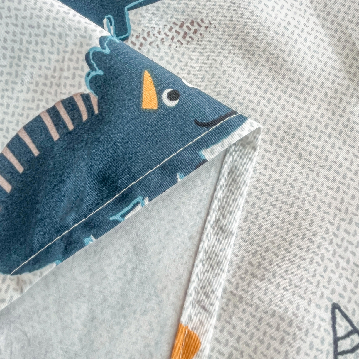 91家纺网 家纺一手货源 找家纺 金盛纺 2025新款13372全棉印花单品床单 顽皮恐龙