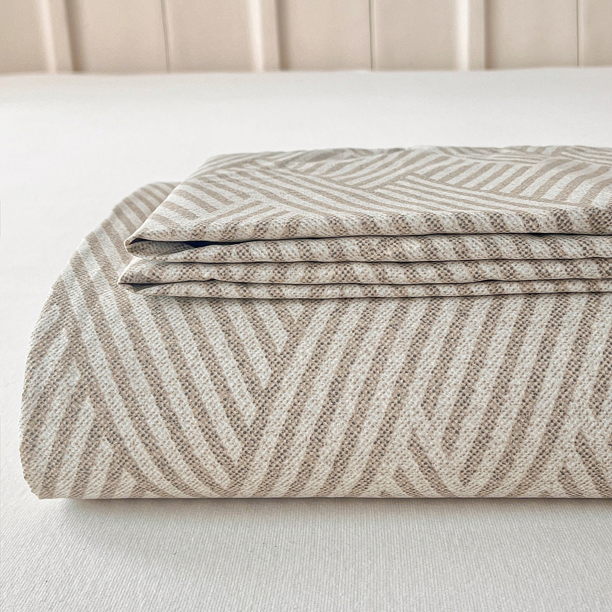 91家纺网 家纺一手货源 找家纺 金盛纺 2025新款13372全棉印花单品床单 线韵时尚