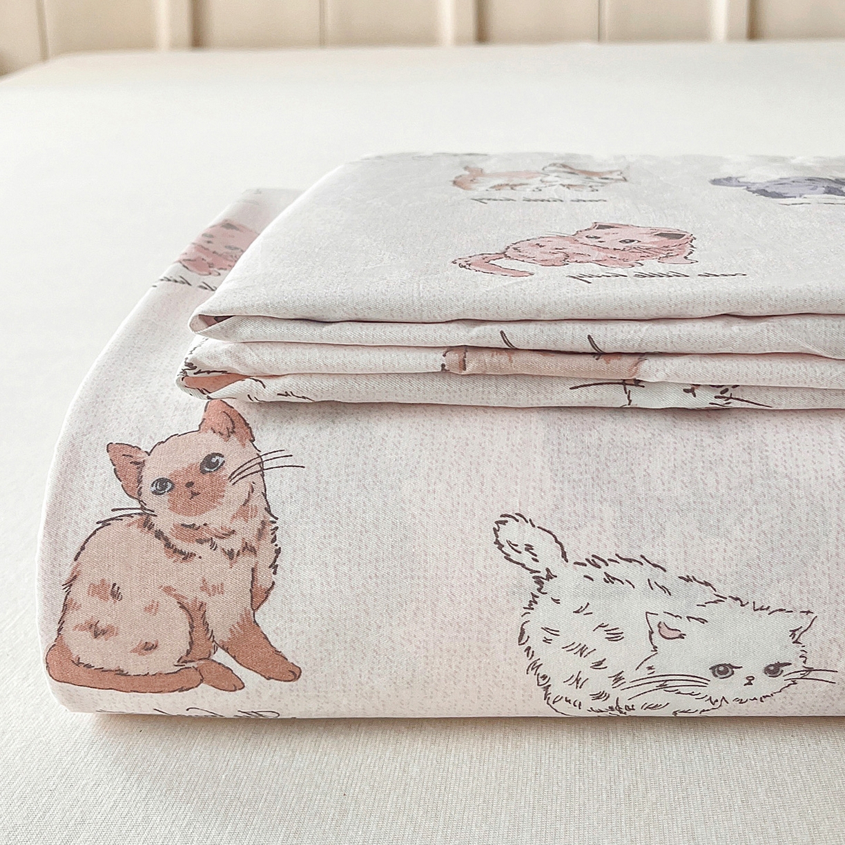 91家纺网 家纺一手货源 找家纺 金盛纺 2025新款13372全棉印花单品床单 治愈猫