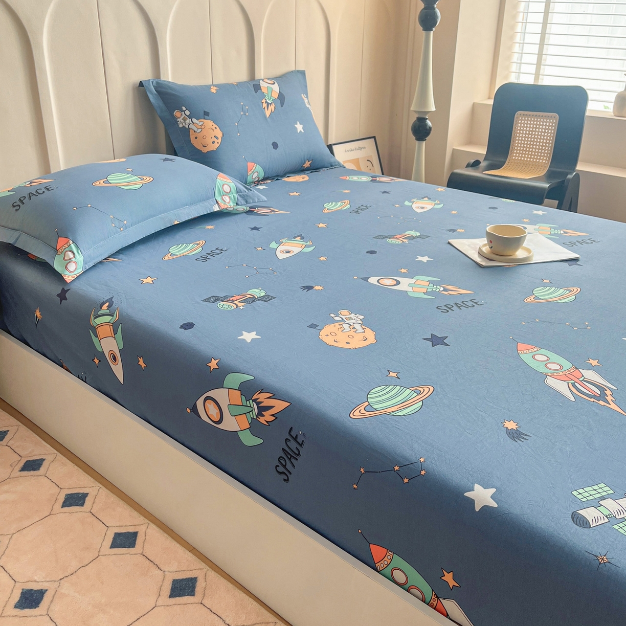 91家纺网 家纺一手货源 找家纺 金盛纺 2025新款13372全棉印花单品床笠 环游太空