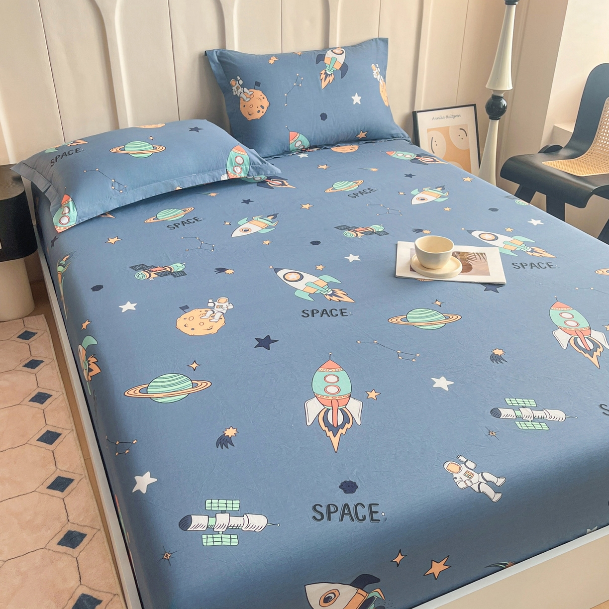 91家纺网 家纺一手货源 找家纺 金盛纺 2025新款13372全棉印花单品床笠 环游太空