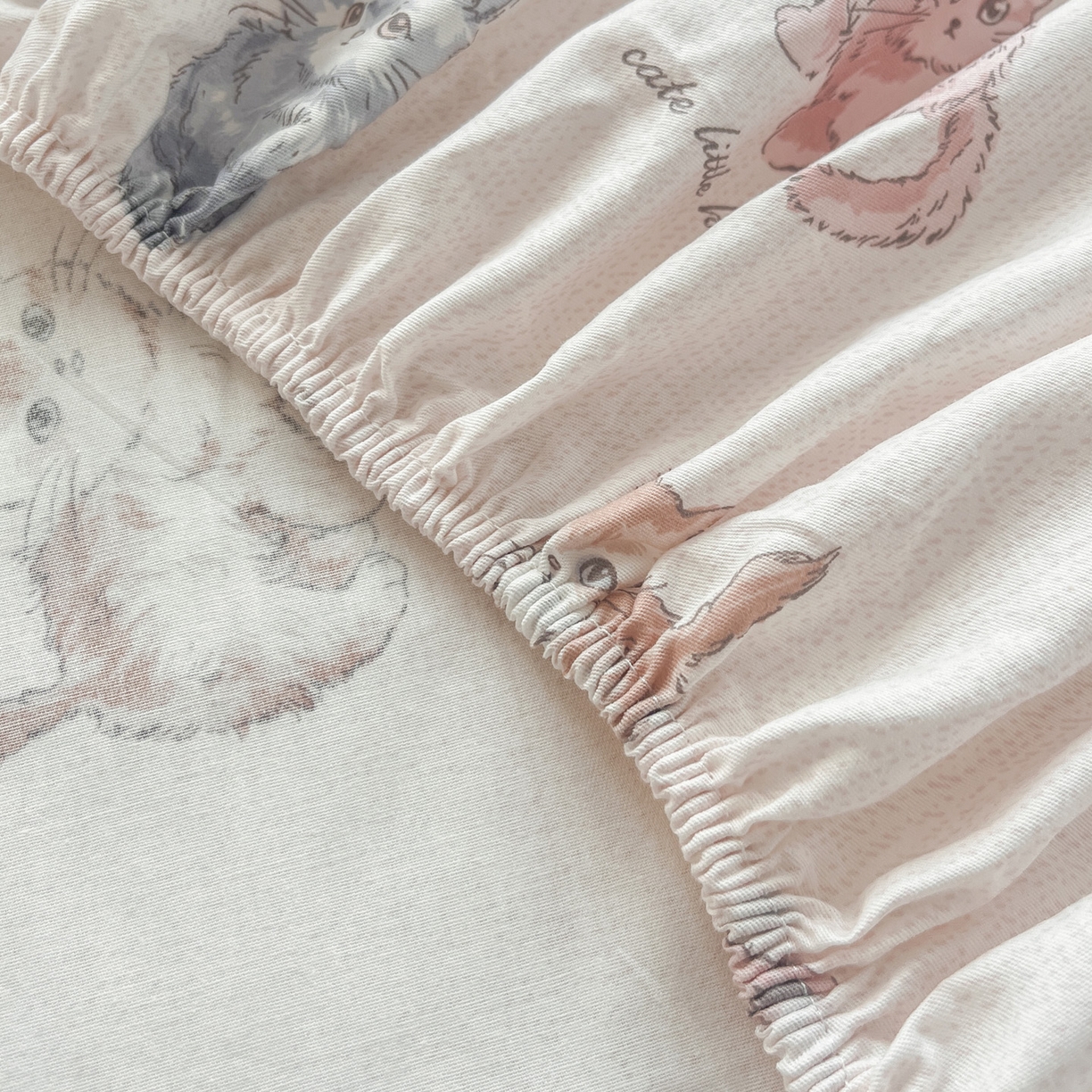 91家纺网 家纺一手货源 找家纺 金盛纺 2025新款13372全棉印花单品床笠 治愈猫