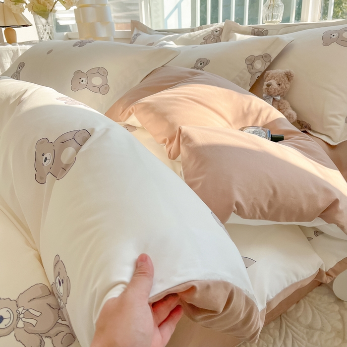 91家纺网 家纺一手货源 找家纺 爱彼家纺 2025新款加厚法式印花四件套 法式波点熊