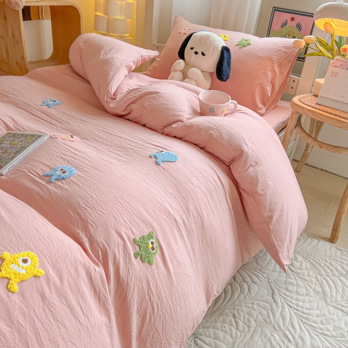 91家纺网 家纺一手货源 找家纺 爱彼家纺 2025新款超柔水洗棉怪兽毛巾绣学生宿舍三件套上下铺三件套 怪兽-雅粉