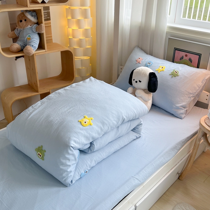 91家纺网 家纺一手货源 找家纺 爱彼家纺 2025新款超柔水洗棉怪兽毛巾绣学生宿舍三件套上下铺三件套 怪兽-天空兰