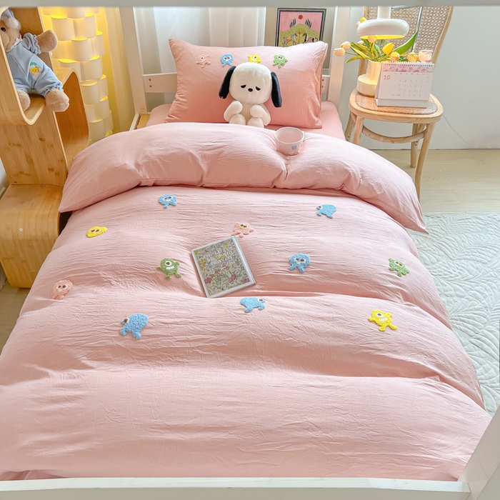 91家纺网 家纺一手货源 找家纺 爱彼家纺 2025新款超柔水洗棉怪兽毛巾绣学生宿舍三件套上下铺三件套 怪兽-雅粉