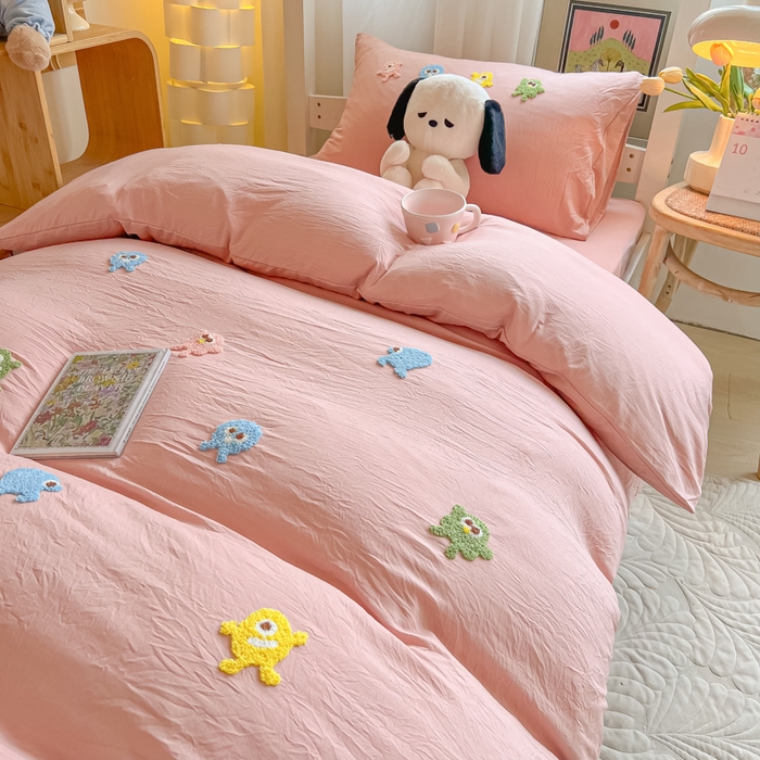 91家纺网 家纺一手货源 找家纺 爱彼家纺 2025新款超柔水洗棉怪兽毛巾绣学生宿舍三件套上下铺三件套 怪兽-雅粉