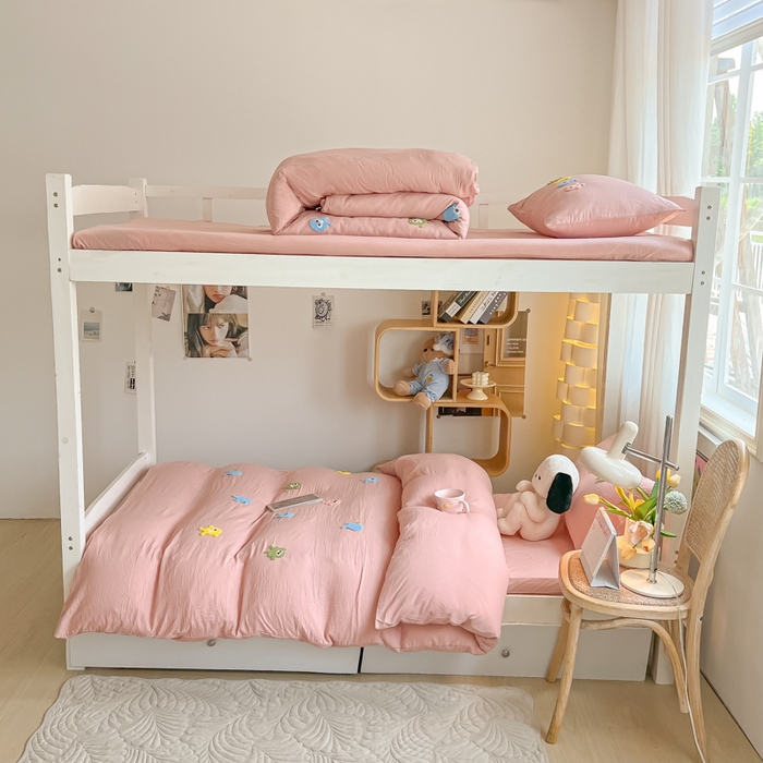 91家纺网 家纺一手货源 找家纺 爱彼家纺 2025新款超柔水洗棉怪兽毛巾绣学生宿舍三件套上下铺三件套 怪兽-雅粉