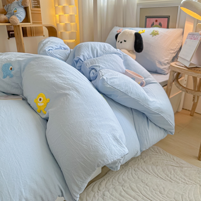 91家纺网 家纺一手货源 找家纺 爱彼家纺 2025新款超柔水洗棉怪兽毛巾绣学生宿舍三件套上下铺三件套 怪兽-天空兰