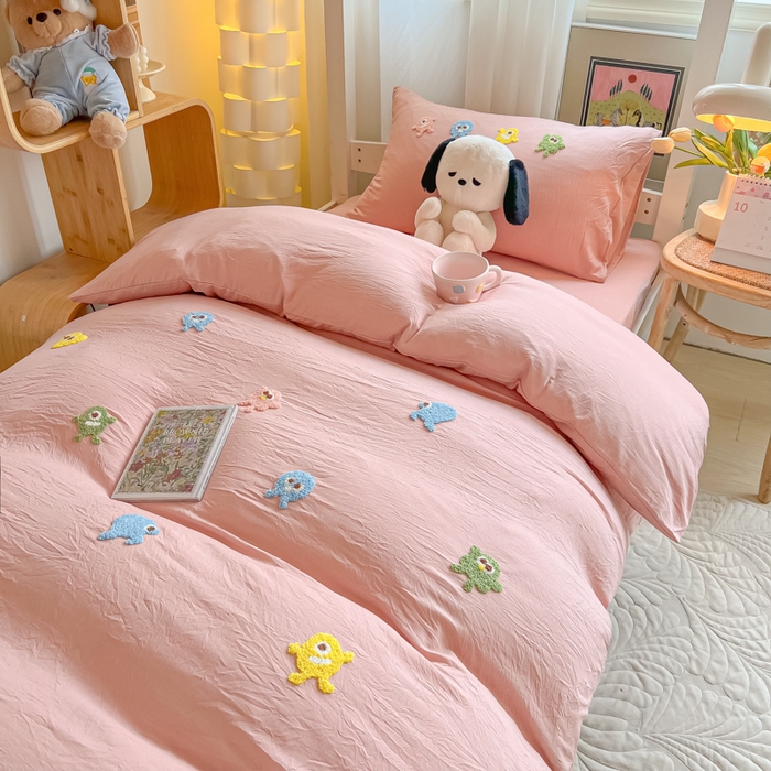 91家纺网 家纺一手货源 找家纺 爱彼家纺 2025新款超柔水洗棉怪兽毛巾绣学生宿舍三件套上下铺三件套 怪兽-雅粉