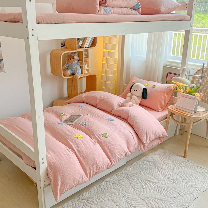 91家纺网 家纺一手货源 找家纺 爱彼家纺 2025新款超柔水洗棉怪兽毛巾绣学生宿舍三件套上下铺三件套 怪兽-雅粉