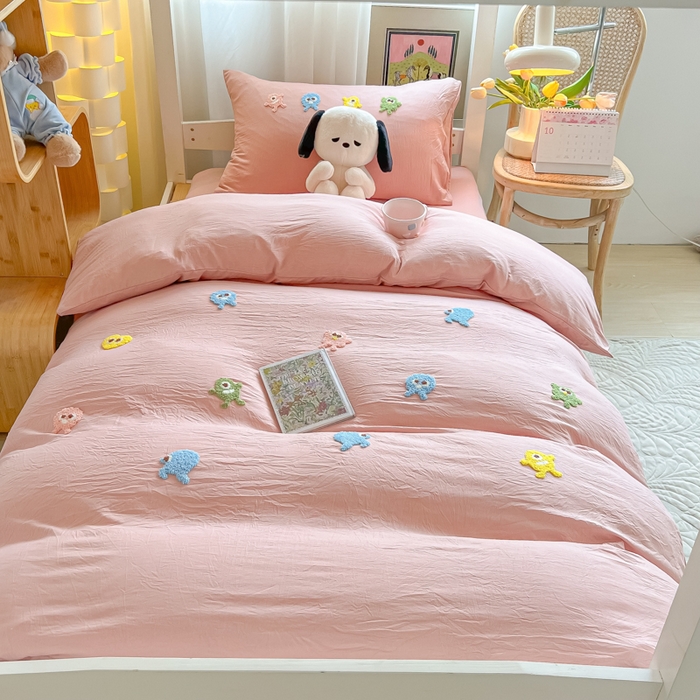 91家纺网 家纺一手货源 找家纺 爱彼家纺 2025新款超柔水洗棉怪兽毛巾绣学生宿舍三件套上下铺三件套 怪兽-雅粉