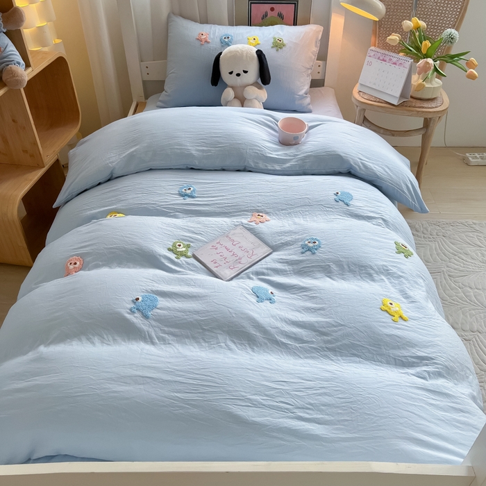 91家纺网 家纺一手货源 找家纺 爱彼家纺 2025新款超柔水洗棉怪兽毛巾绣学生宿舍三件套上下铺三件套 怪兽-天空兰