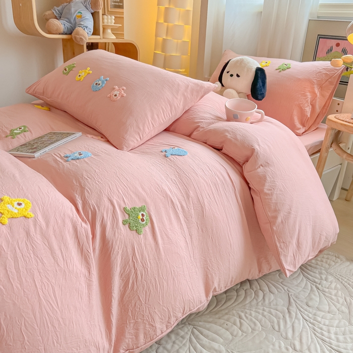 91家纺网 家纺一手货源 找家纺 爱彼家纺 2025新款超柔水洗棉怪兽毛巾绣学生宿舍三件套上下铺三件套 怪兽-雅粉