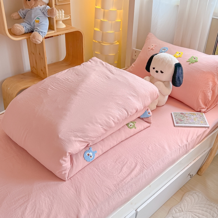 91家纺网 家纺一手货源 找家纺 爱彼家纺 2025新款超柔水洗棉怪兽毛巾绣学生宿舍三件套上下铺三件套 怪兽-雅粉