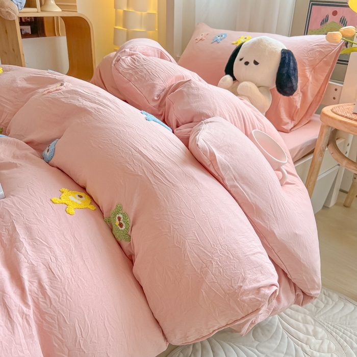 91家纺网 家纺一手货源 找家纺 爱彼家纺 2025新款超柔水洗棉怪兽毛巾绣学生宿舍三件套上下铺三件套 怪兽-雅粉