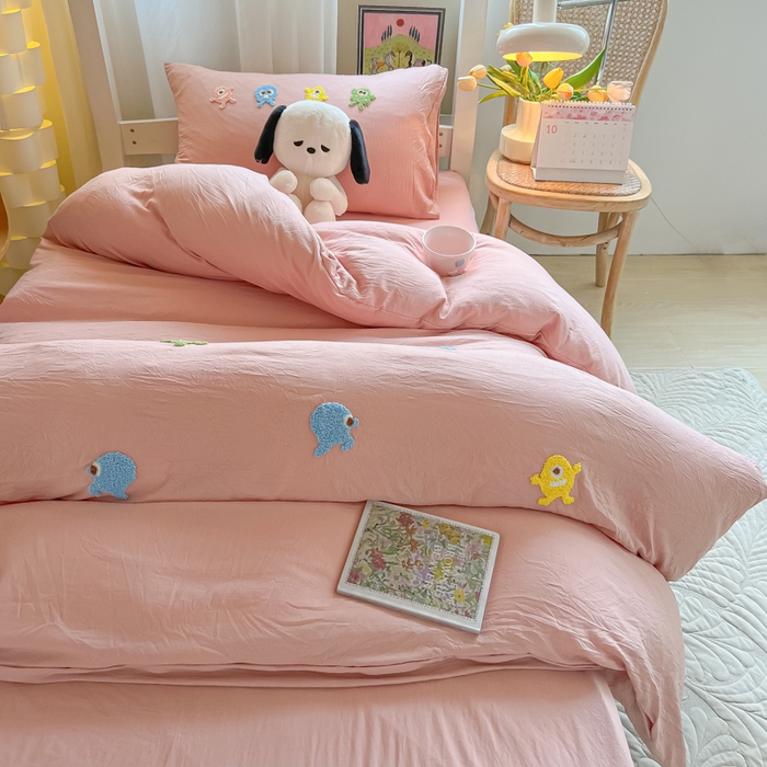 91家纺网 家纺一手货源 找家纺 爱彼家纺 2025新款超柔水洗棉怪兽毛巾绣学生宿舍三件套上下铺三件套 怪兽-雅粉