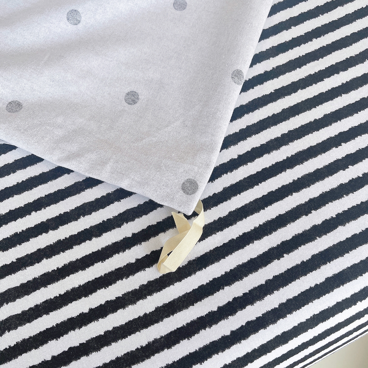 91家纺网 家纺一手货源 找家纺 炫拼家纺 2026新款全棉磨毛ins风毛巾绣纯棉四件套-hello系列 hello-月光恋人