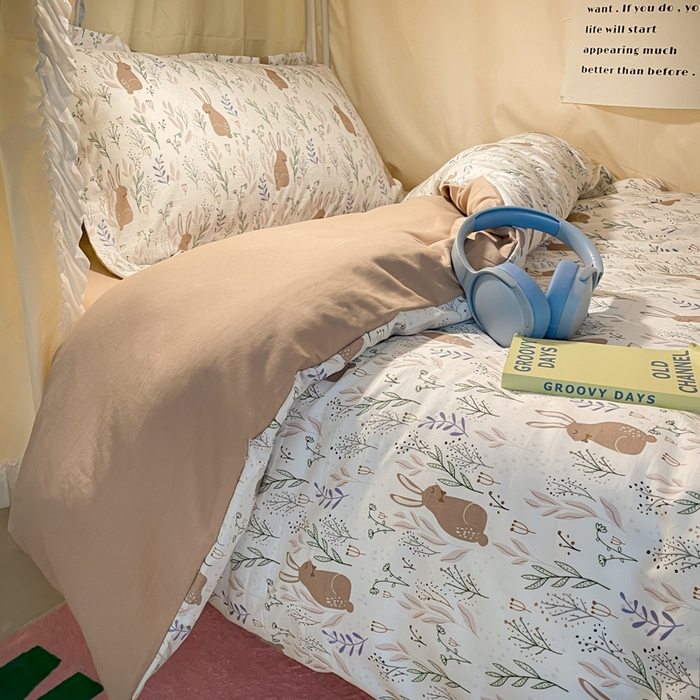 91家纺网 家纺一手货源 找家纺 爱彼家纺 2025新款加厚法式印花学生宿舍三件套上下铺三件套 萌兔花园