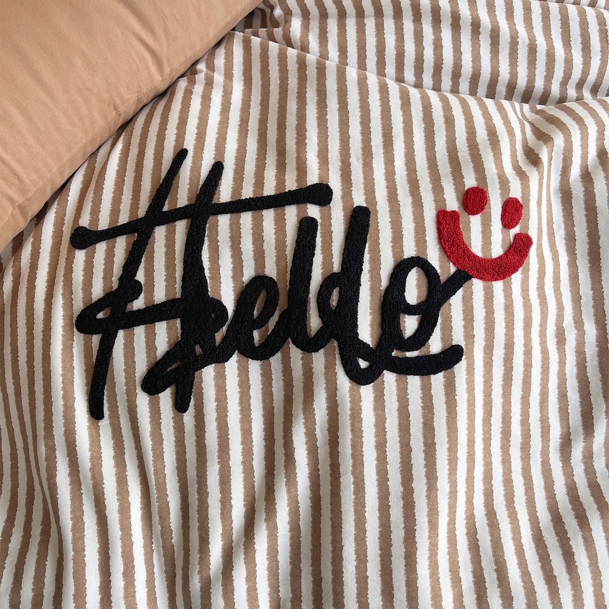 91家纺网 家纺一手货源 找家纺 炫拼家纺 2025新款全棉磨毛ins风毛巾绣纯棉四件套-hello系列 hello-云漫