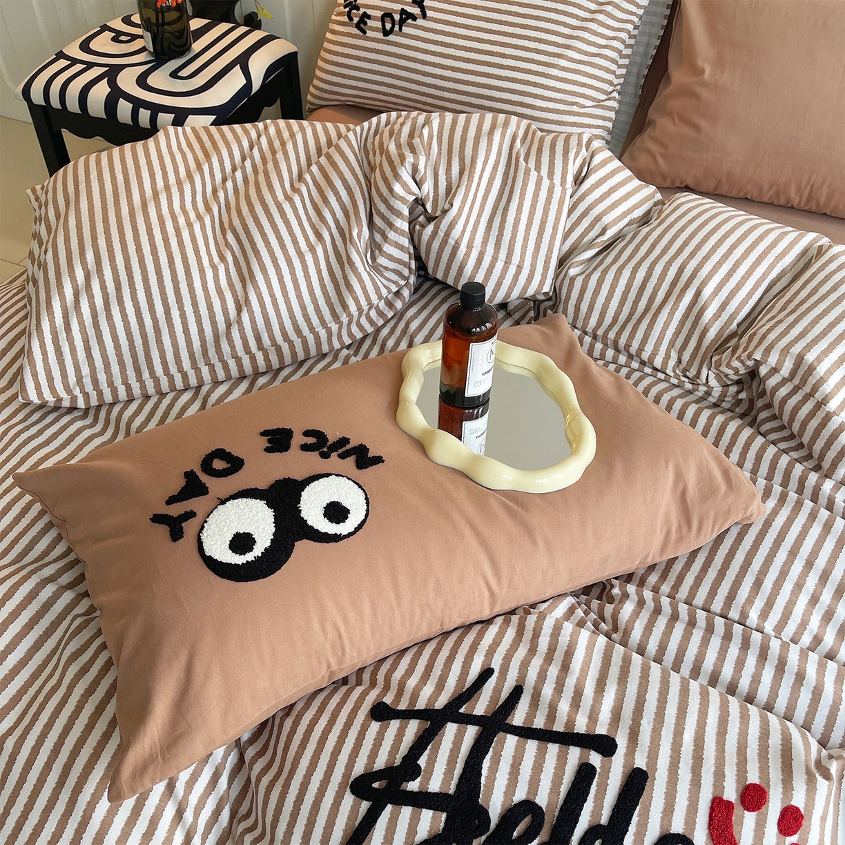 91家纺网 家纺一手货源 找家纺 炫拼家纺 2025新款全棉磨毛ins风毛巾绣纯棉四件套-hello系列 hello-云漫