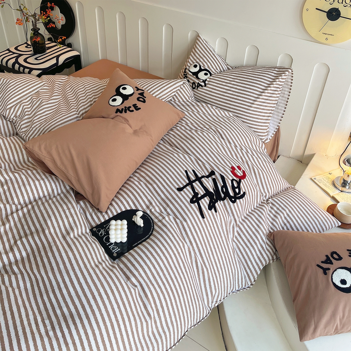 91家纺网 家纺一手货源 找家纺 炫拼家纺 2025新款全棉磨毛ins风毛巾绣纯棉四件套-hello系列 hello-云漫