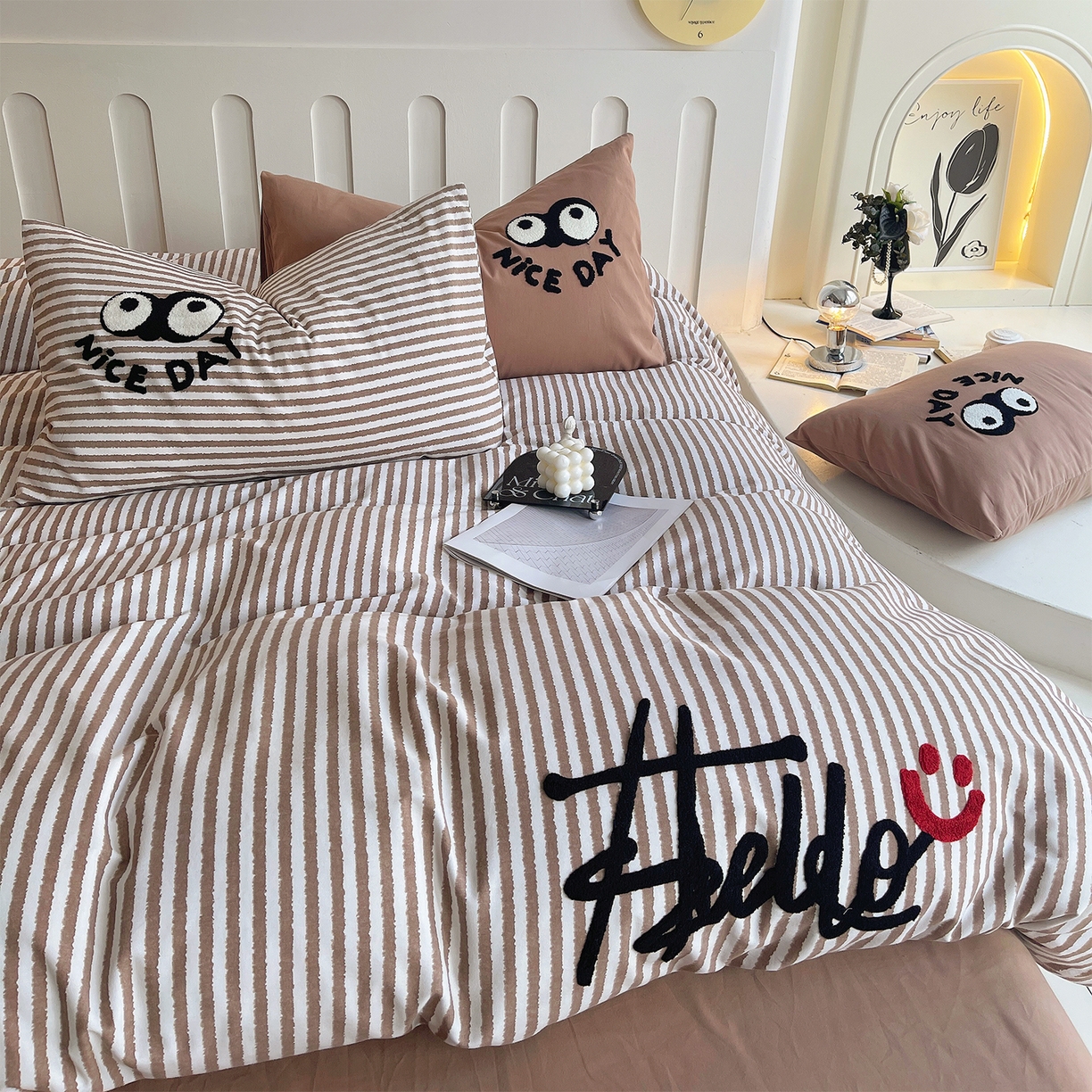 91家纺网 家纺一手货源 找家纺 炫拼家纺 2025新款全棉磨毛ins风毛巾绣纯棉四件套-hello系列 hello-云漫