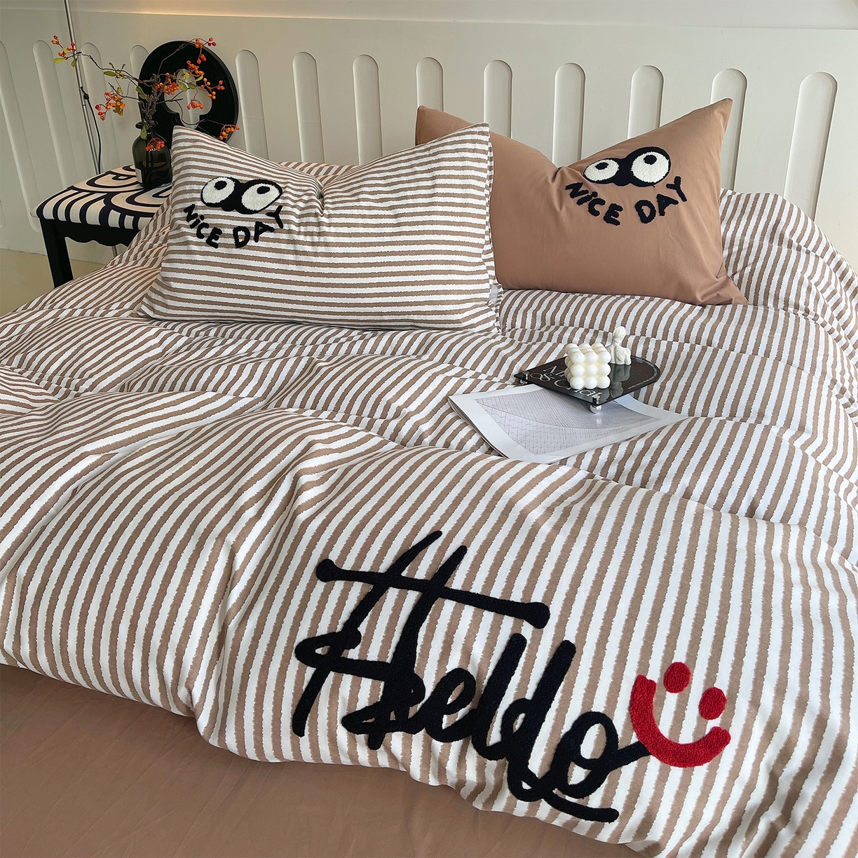 91家纺网 家纺一手货源 找家纺 炫拼家纺 2025新款全棉磨毛ins风毛巾绣纯棉四件套-hello系列 hello-云漫