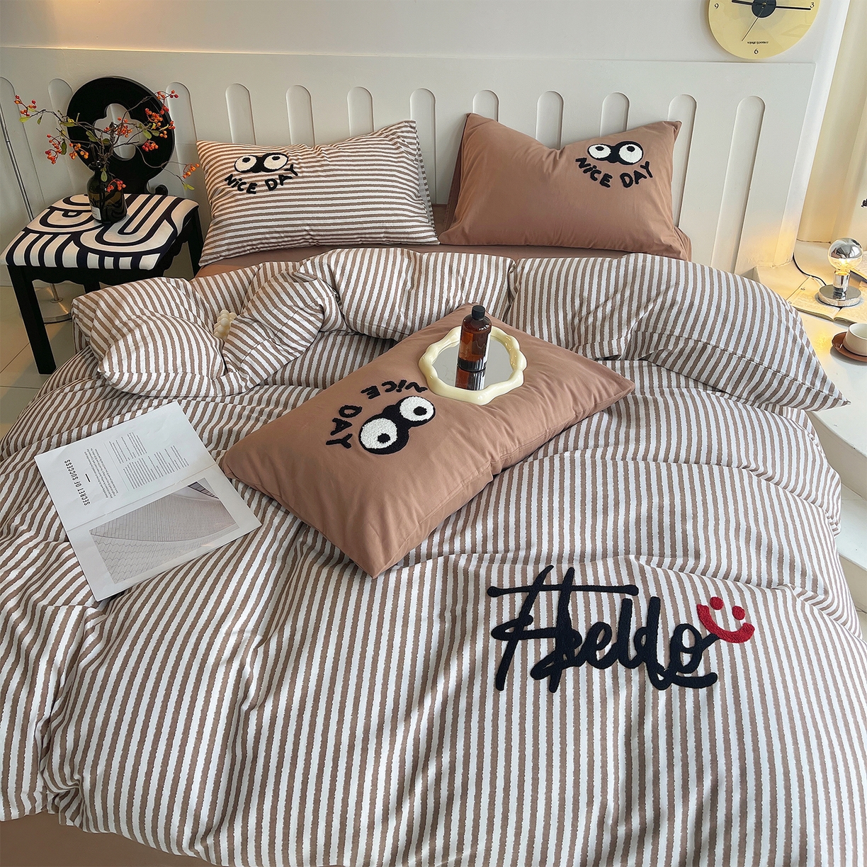 91家纺网 家纺一手货源 找家纺 炫拼家纺 2025新款全棉磨毛ins风毛巾绣纯棉四件套-hello系列 hello-云漫