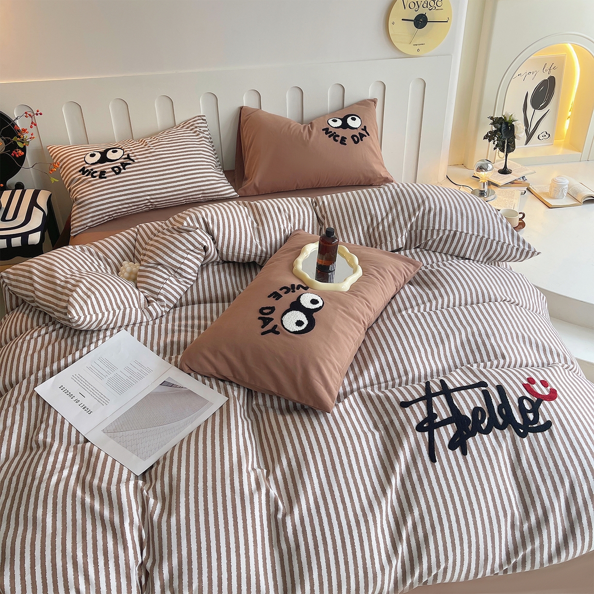 91家纺网 家纺一手货源 找家纺 炫拼家纺 2025新款全棉磨毛ins风毛巾绣纯棉四件套-hello系列 hello-云漫