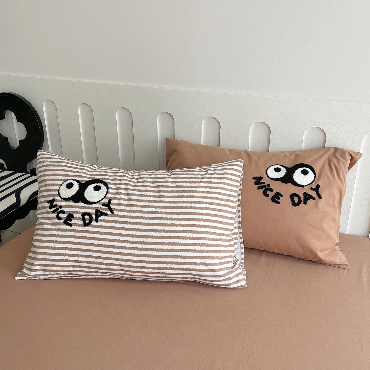 91家纺网 家纺一手货源 找家纺 炫拼家纺 2025新款全棉磨毛ins风毛巾绣纯棉四件套-hello系列 hello-云漫