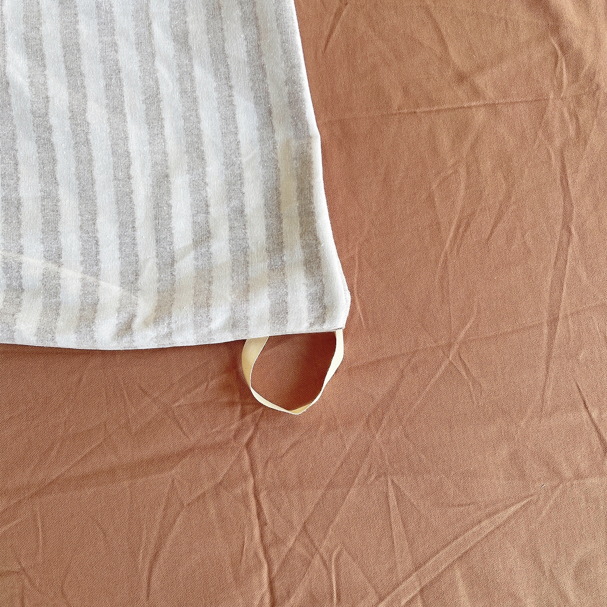 91家纺网 家纺一手货源 找家纺 炫拼家纺 2025新款全棉磨毛ins风毛巾绣纯棉四件套-hello系列 hello-云漫