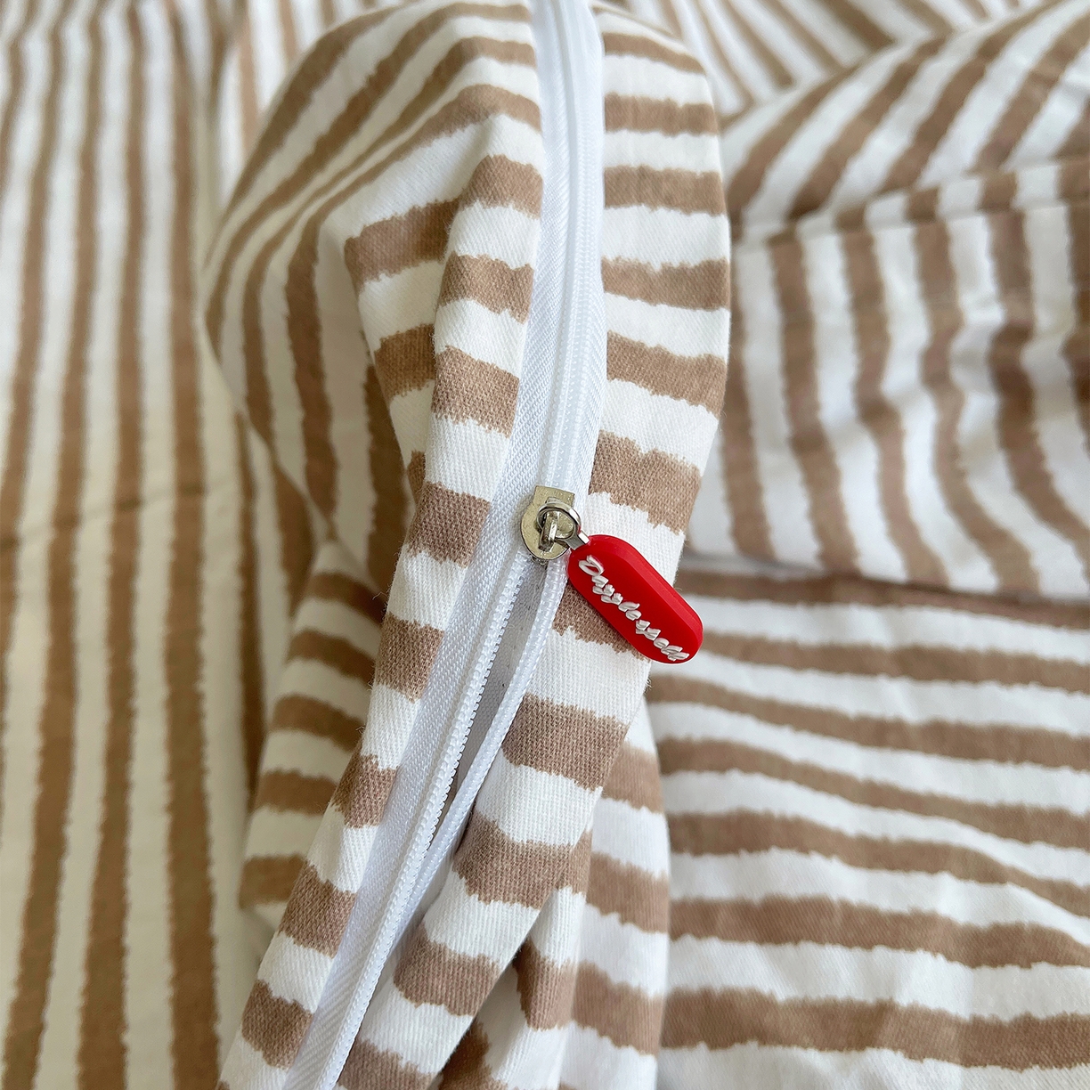 91家纺网 家纺一手货源 找家纺 炫拼家纺 2025新款全棉磨毛ins风毛巾绣纯棉四件套-hello系列 hello-云漫