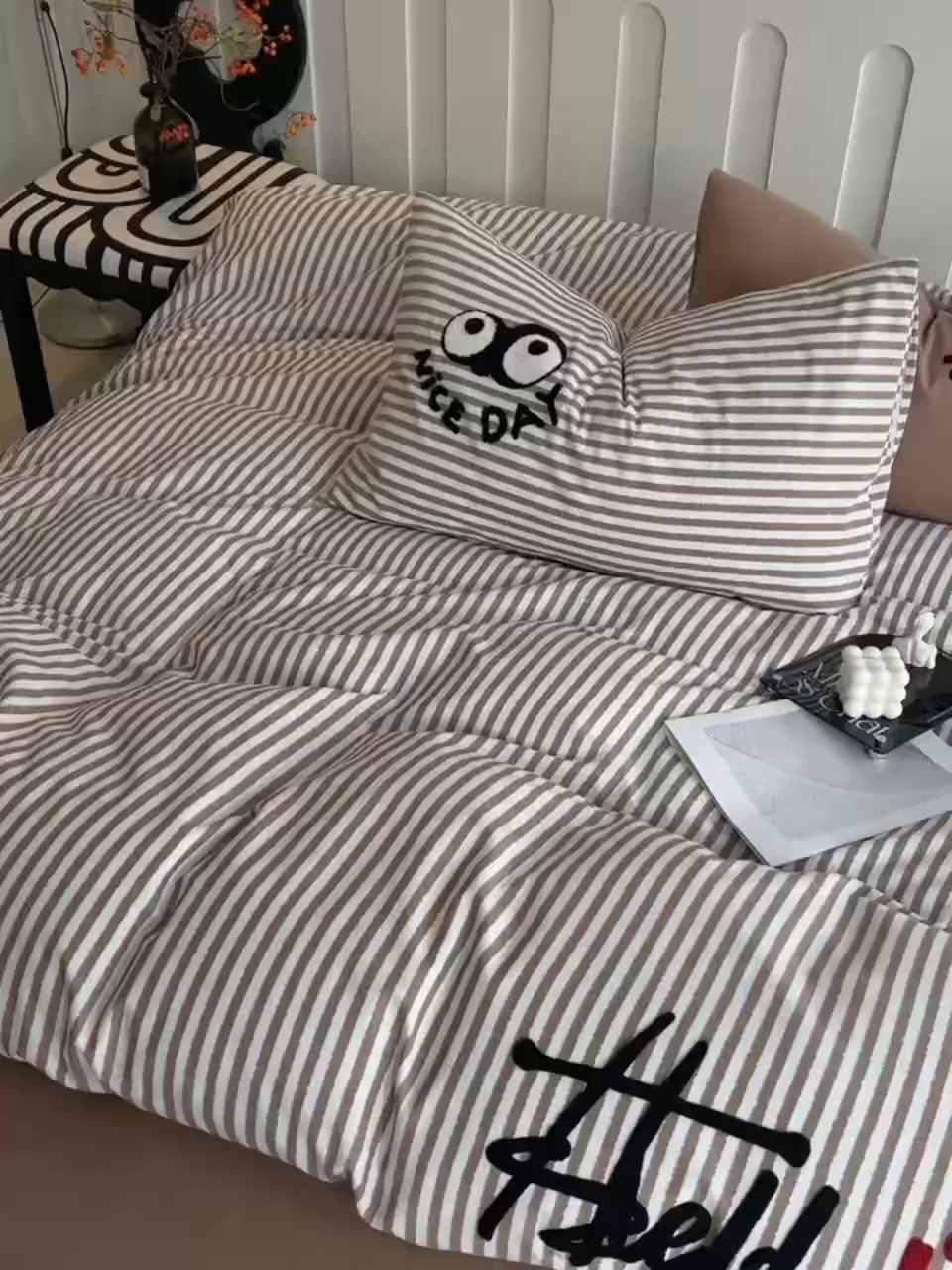 91家纺网 家纺一手货源 找家纺 炫拼家纺 2025新款全棉磨毛ins风毛巾绣纯棉四件套-hello系列 hello-云漫