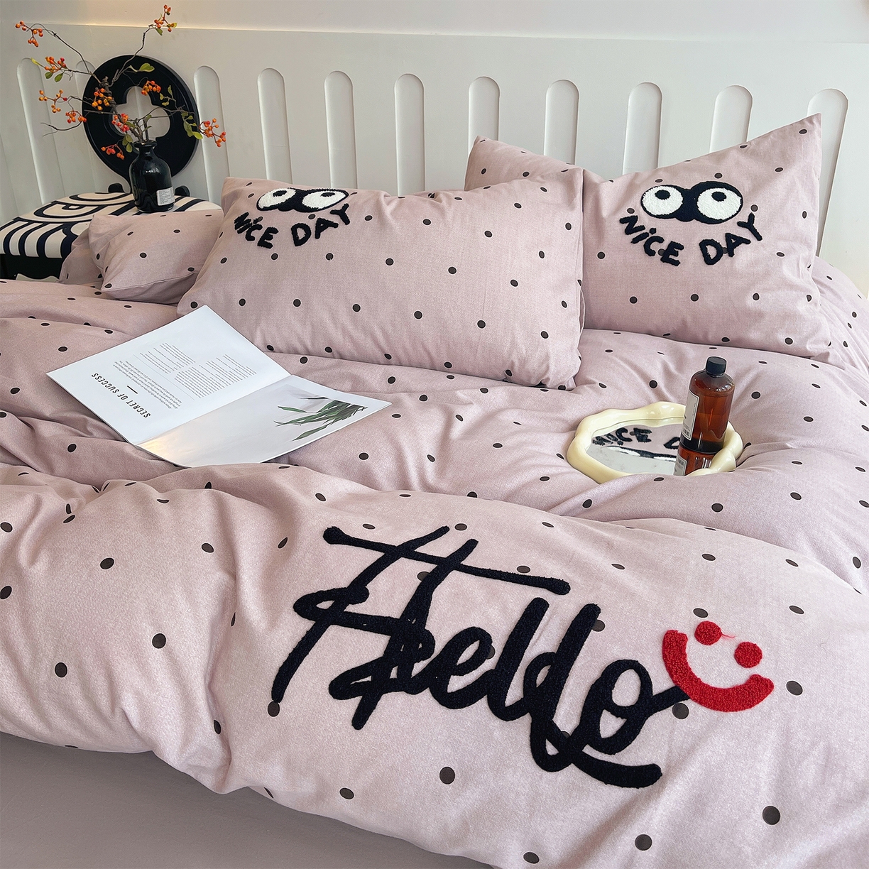 91家纺网 家纺一手货源 找家纺 炫拼家纺 2026新款全棉磨毛ins风毛巾绣纯棉四件套-hello系列 hello-知意