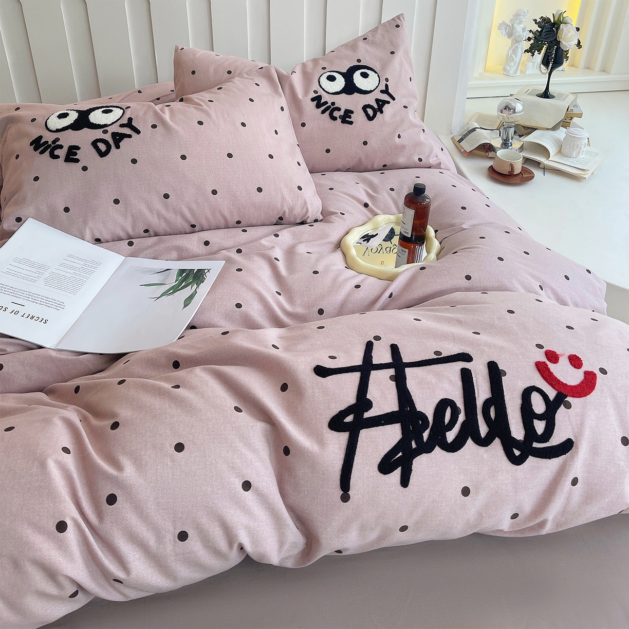 91家纺网 家纺一手货源 找家纺 炫拼家纺 2026新款全棉磨毛ins风毛巾绣纯棉四件套-hello系列 hello-知意