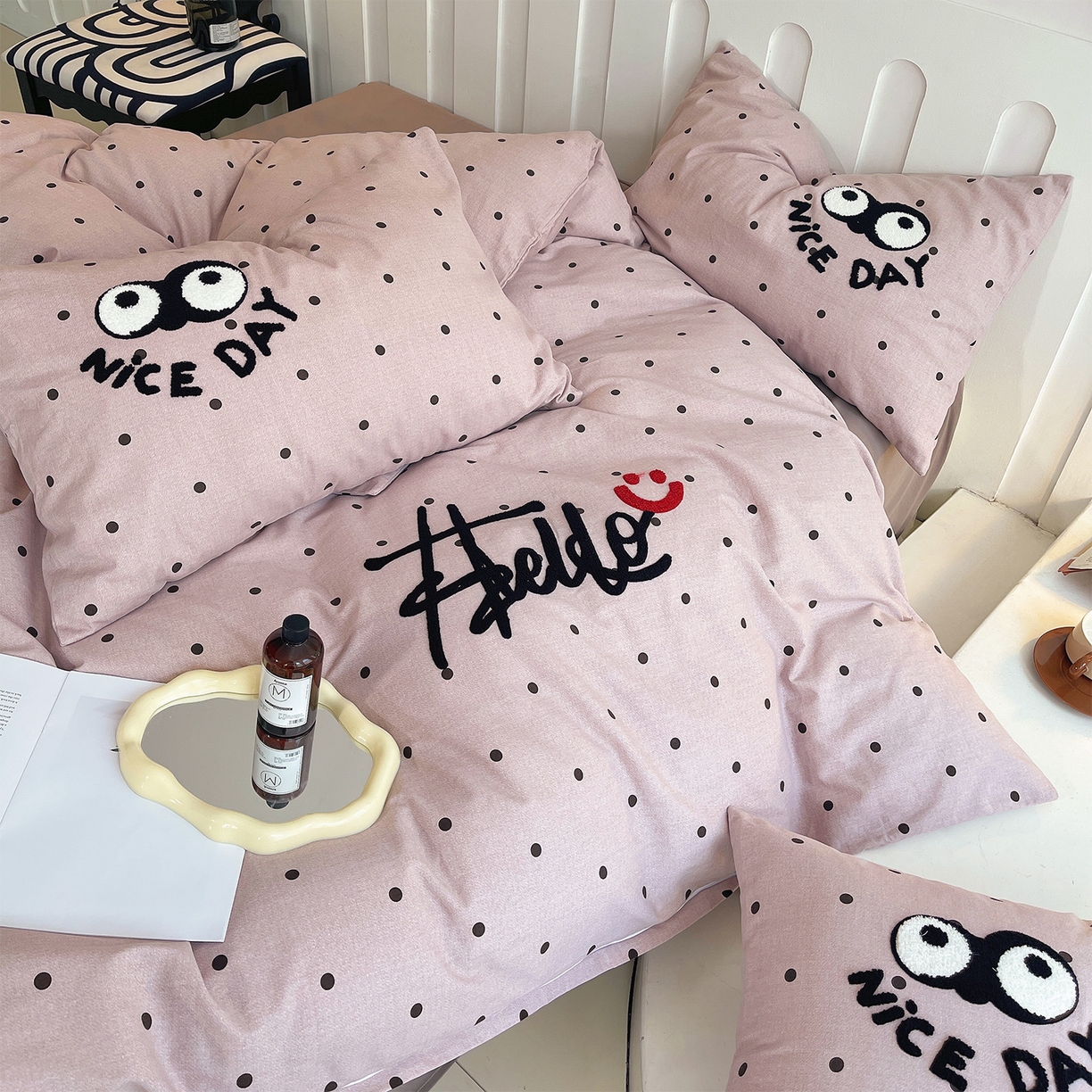 91家纺网 家纺一手货源 找家纺 炫拼家纺 2026新款全棉磨毛ins风毛巾绣纯棉四件套-hello系列 hello-知意