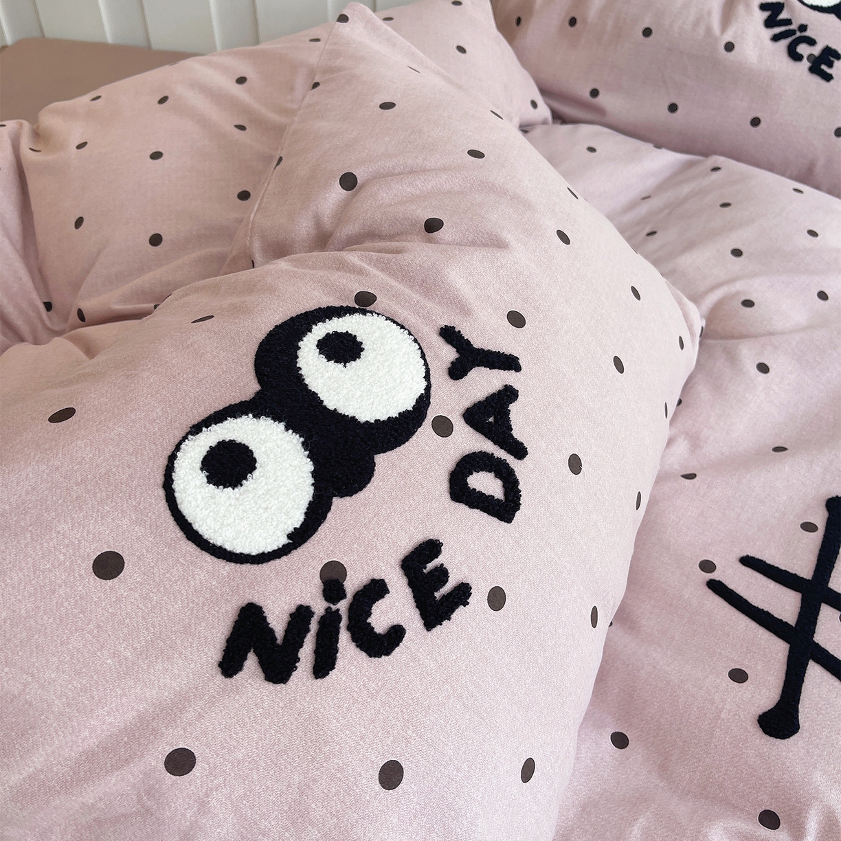 91家纺网 家纺一手货源 找家纺 炫拼家纺 2026新款全棉磨毛ins风毛巾绣纯棉四件套-hello系列 hello-知意