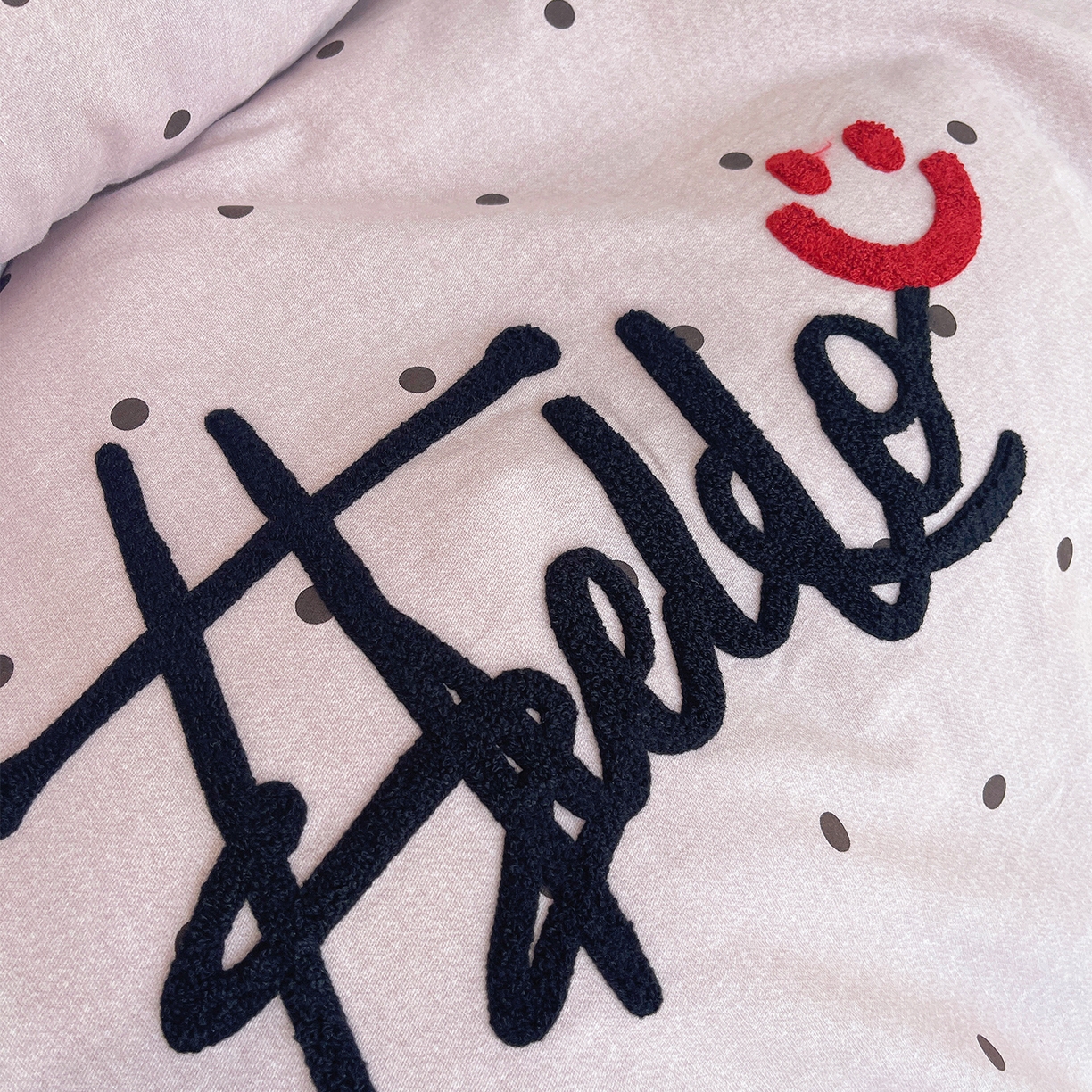 91家纺网 家纺一手货源 找家纺 炫拼家纺 2026新款全棉磨毛ins风毛巾绣纯棉四件套-hello系列 hello-知意