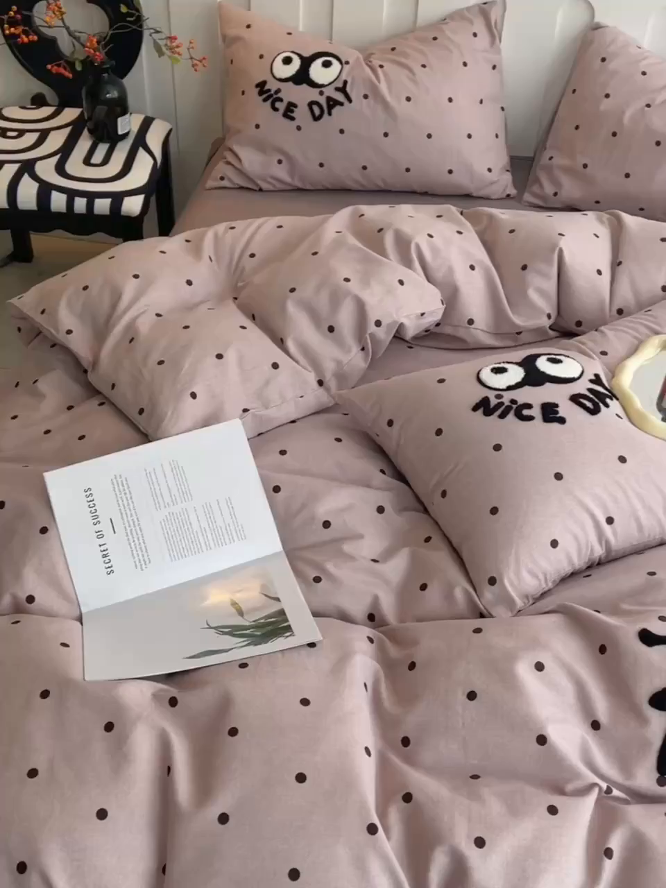 91家纺网 家纺一手货源 找家纺 炫拼家纺 2026新款全棉磨毛ins风毛巾绣纯棉四件套-hello系列 hello-知意