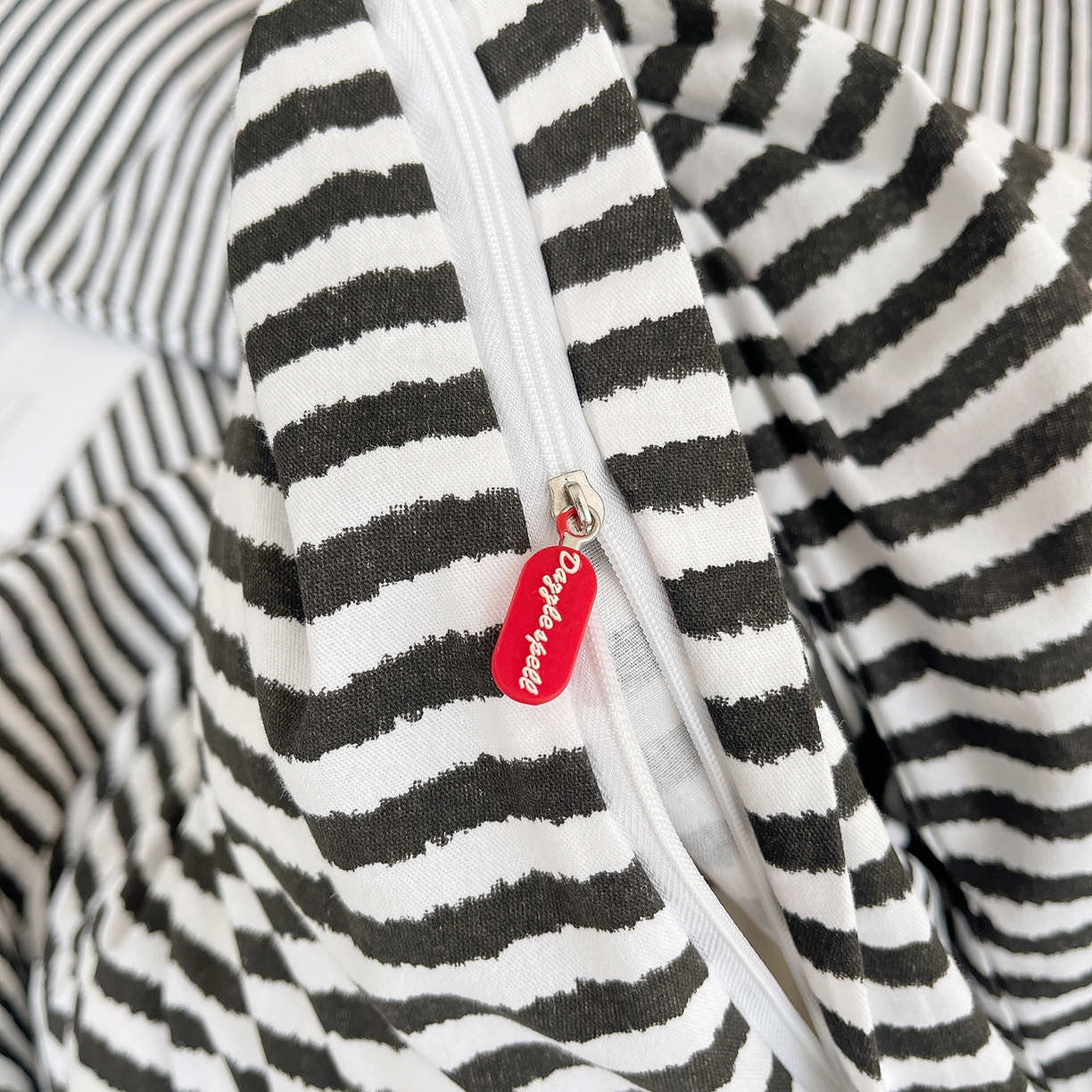 91家纺网 家纺一手货源 找家纺 炫拼家纺 2025新款全棉磨毛ins风毛巾绣纯棉四件套-hello系列 hello-弥野