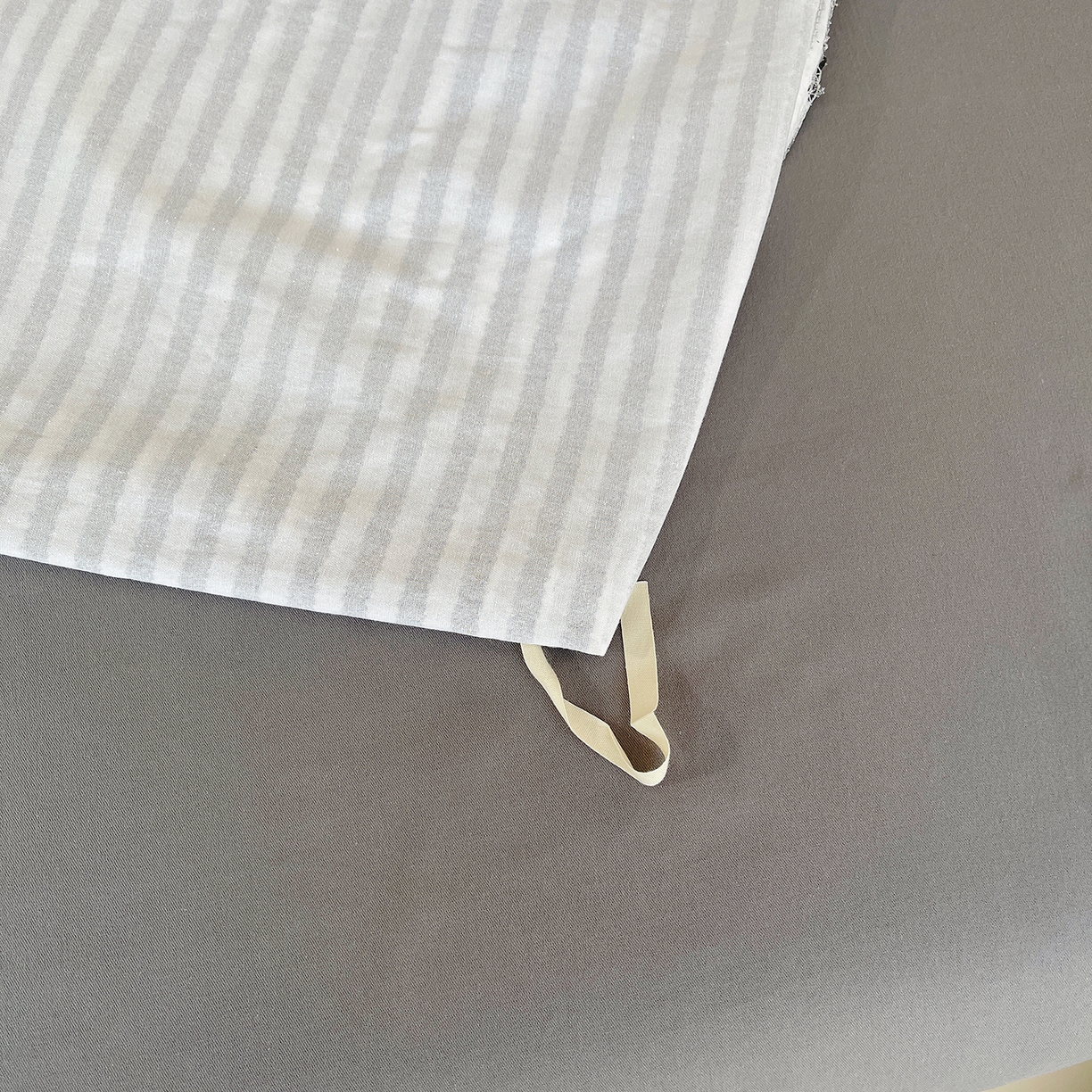 91家纺网 家纺一手货源 找家纺 炫拼家纺 2025新款全棉磨毛ins风毛巾绣纯棉四件套-hello系列 hello-弥野