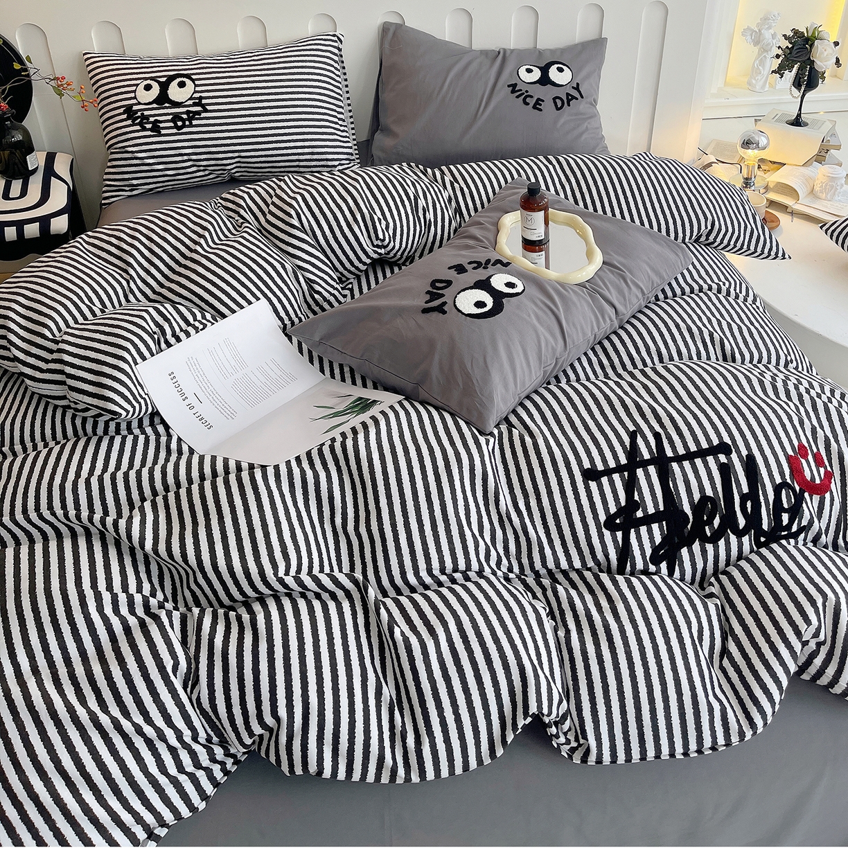 91家纺网 家纺一手货源 找家纺 炫拼家纺 2025新款全棉磨毛ins风毛巾绣纯棉四件套-hello系列 hello-弥野