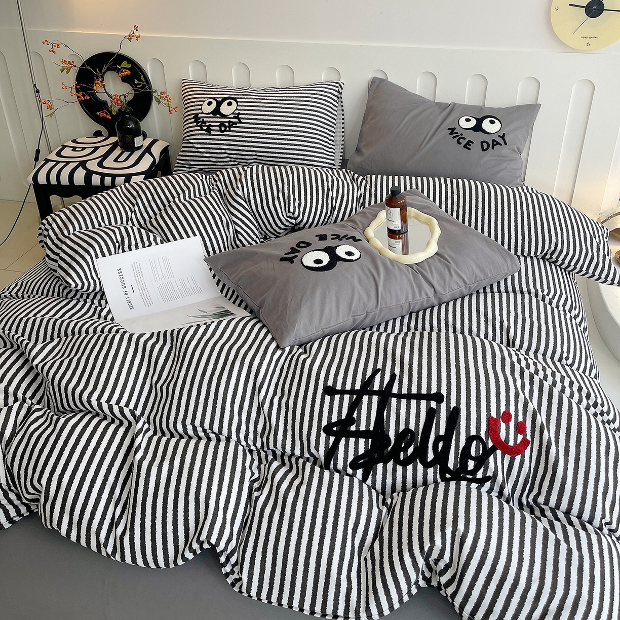 91家纺网 家纺一手货源 找家纺 炫拼家纺 2025新款全棉磨毛ins风毛巾绣纯棉四件套-hello系列 hello-弥野