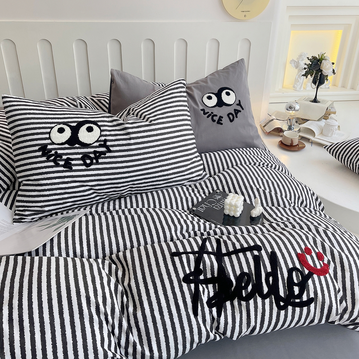 91家纺网 家纺一手货源 找家纺 炫拼家纺 2025新款全棉磨毛ins风毛巾绣纯棉四件套-hello系列 hello-弥野