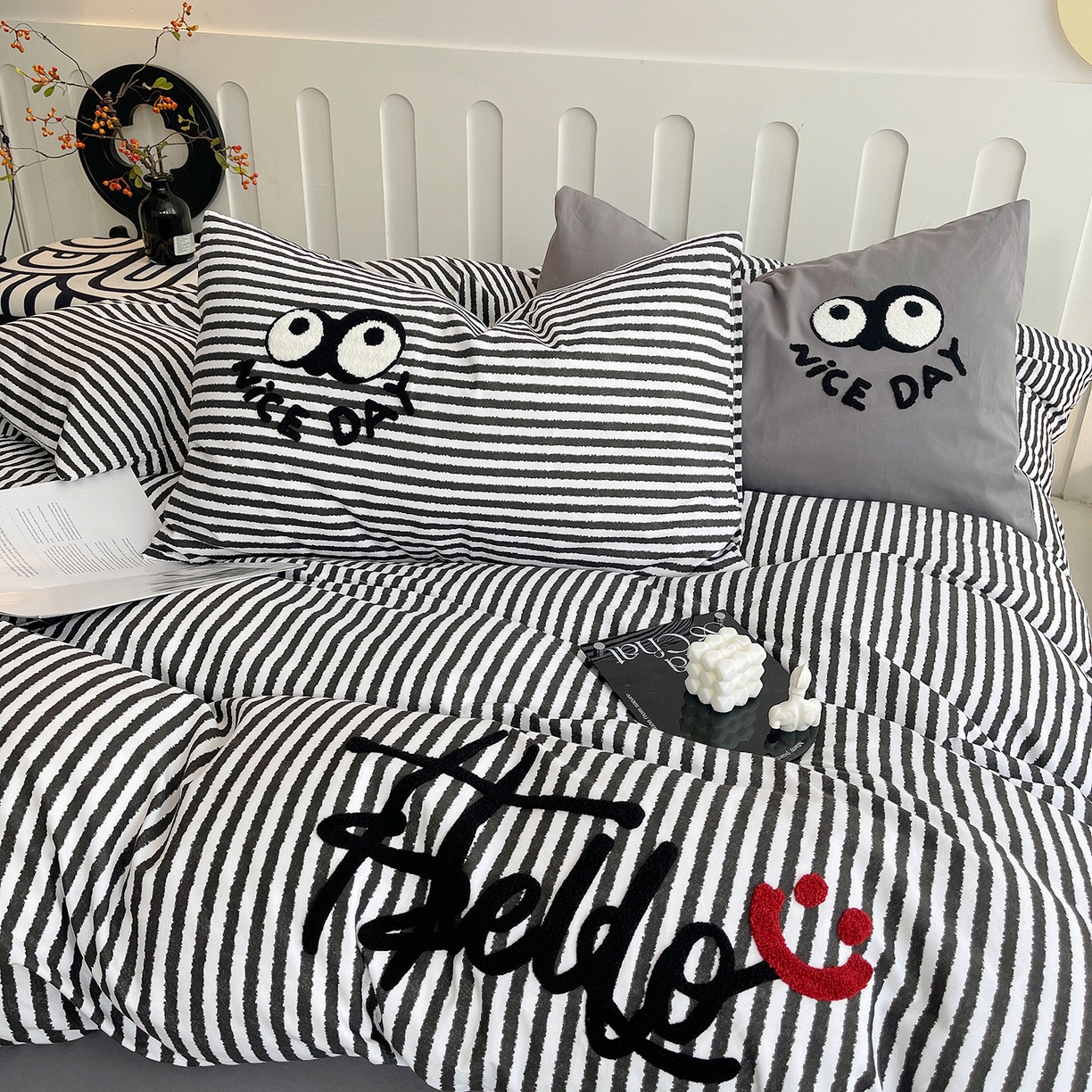 91家纺网 家纺一手货源 找家纺 炫拼家纺 2025新款全棉磨毛ins风毛巾绣纯棉四件套-hello系列 hello-弥野